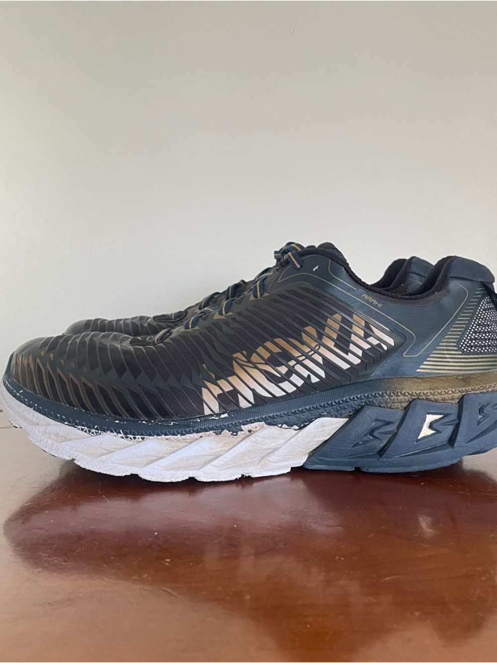 Hoka Men’s Arahi Running Shoes | US 11